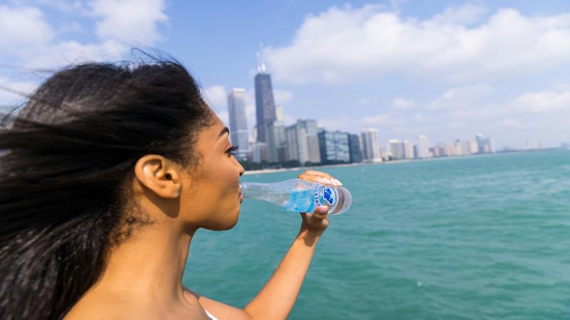 el agua con gas engorda